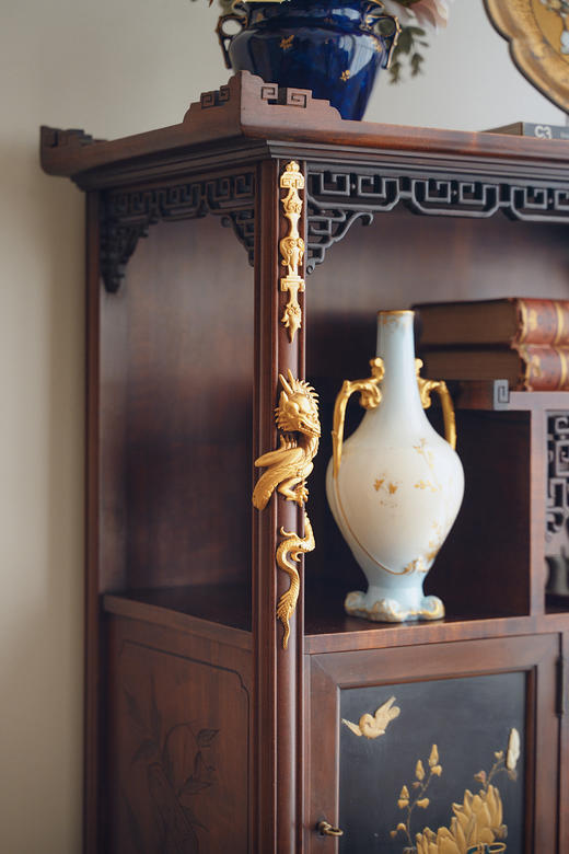 独角鹿西洋古董19世纪末法国家具名坊VIARDOT签名出品东方风格蟠龙主题铜鎏金精雕装饰回纹胡桃木多宝阁式展柜 商品图5