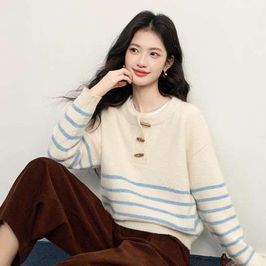 【12/31新品】熙世界【小羊羔初剪羊毛】条纹厚毛衣女冬季圆领牛角扣针织套头衫 商品图1