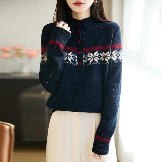 「自」全新升级【铂金会员146/天猫199/差价53】(00728)洛诗琳费尔岛提花立领毛衣2025冬季小众撞色亮片加厚上衣 商品图1