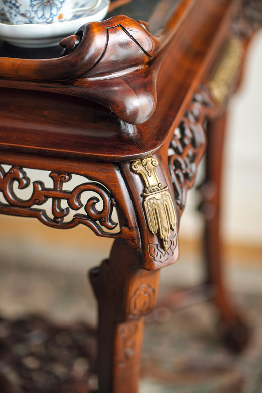 【已售】独角鹿西洋古董19世纪法国出品VIARDOT东方风格铜鎏金装饰仙鹤主题黑地金漆彩绘桌面嵌祥云纹红木精雕桌几 商品图3