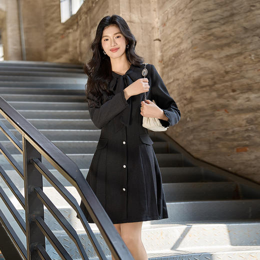 奢姿大码女装2025冬季减龄蝴蝶结连衣裙胖妹妹纽扣时尚轻奢裙子 商品图0