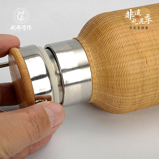 #非遗礼遇季#【成都手作 瓷胎竹编保温杯】非遗竹编保温杯 食品级不锈钢保温保冷壶 大容量户外便携水壶 运动水杯 多规格可选 旅行便携 【手工编织】清仓活动售完即止 商品图5