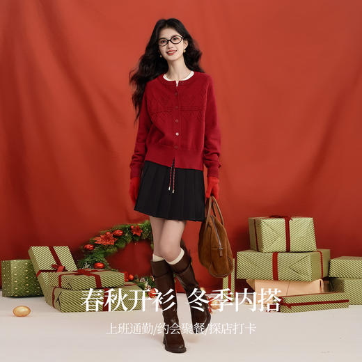 【12/31新品】熙世界本命年新年红色开衫毛衣女2025秋冬新款爱心提花圆领针织衫 商品图2