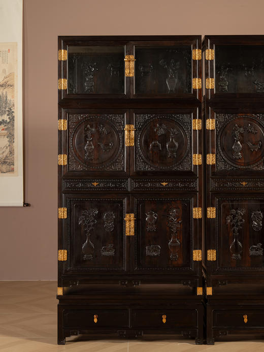 二十世纪	乌木镶楠木浮雕博古清供图书柜（一对） 商品图2