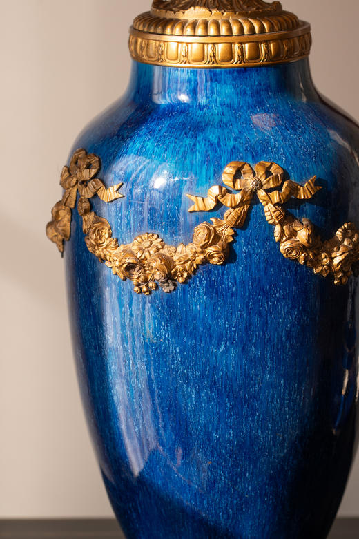 【已售】独角鹿西洋古董19世纪末法国出品古典缎带花蔓主题铜鎏金精雕装饰絮状蓝釉瓷瓶及布面百褶灯罩双枝头台灯 商品图5