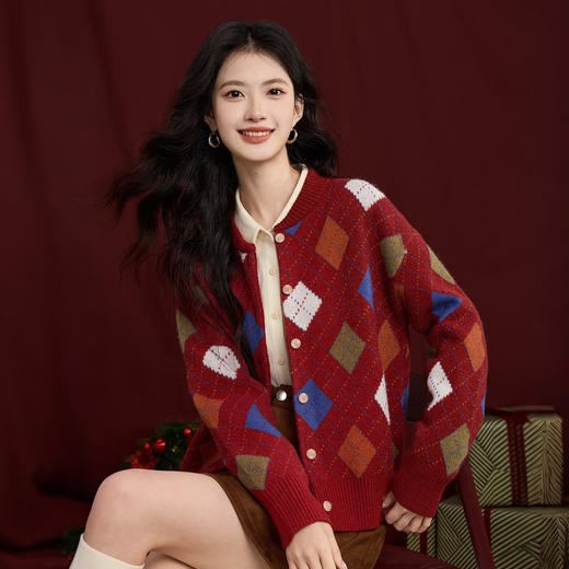 【12/31新品】熙世界新年穿搭红色菱格针织开衫女2025秋冬新款撞色复古毛衣外套 商品图4