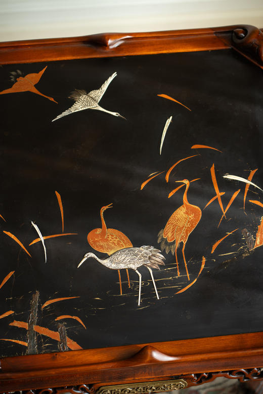 【已售】独角鹿西洋古董19世纪法国出品VIARDOT东方风格铜鎏金装饰仙鹤主题黑地金漆彩绘桌面嵌祥云纹红木精雕桌几 商品图5