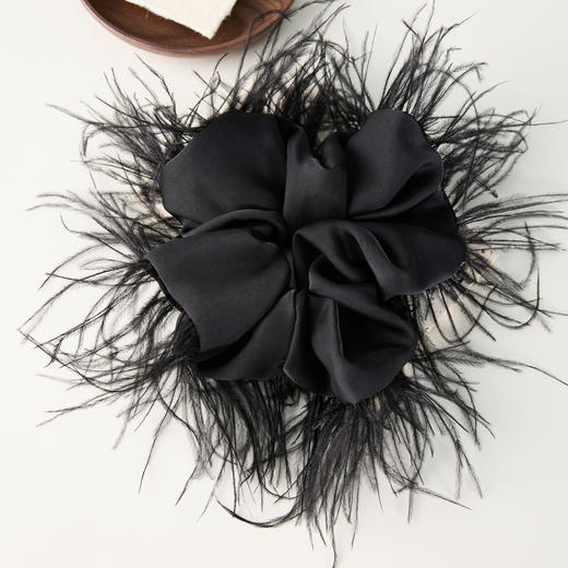 三彩2026新款羽毛装饰缎面发圈暗黑轻奢小众氛围感个性时尚灵动女 商品图2