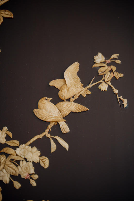 独角鹿西洋古董20世纪末日本出品花叶纹漆地彩绘装饰玻璃桌面花鸟主题芝山镶嵌实木精雕桌几 商品图8