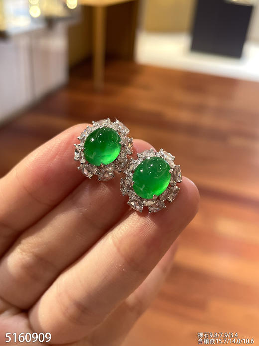 玻璃种艳绿蛋面耳钉【5160909】具体价格微信咨询 商品图1