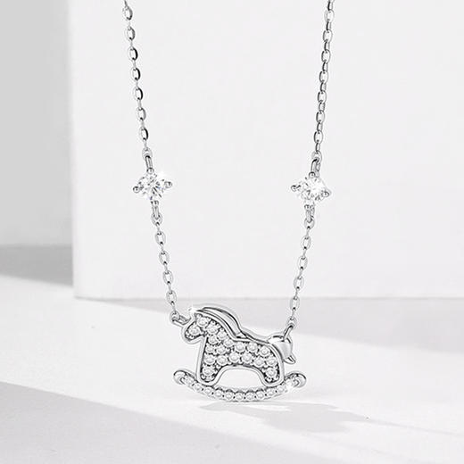 【新年限定】卡蒂罗KADER 招财萌马项链/好运小马项链 925银/999银 生肖本命年闪耀吸睛吊坠马上来财转运锁骨链 百搭通勤时尚设计 商品图4