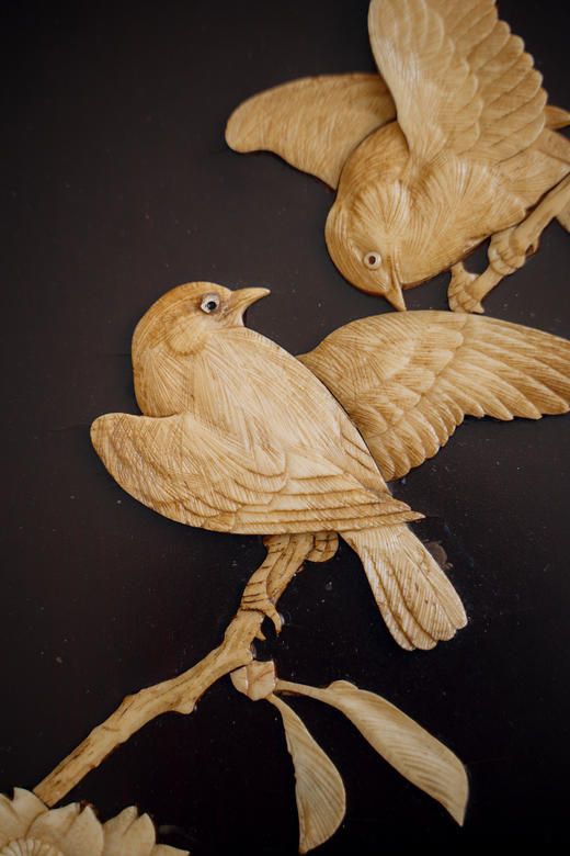 独角鹿西洋古董20世纪末日本出品花叶纹漆地彩绘装饰玻璃桌面花鸟主题芝山镶嵌实木精雕桌几 商品图10