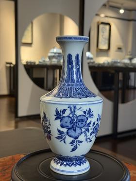 青花三多方肩瓶