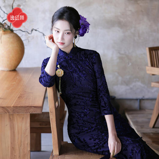 逸红颜《卿洲》2026迎新春新品弹力丝绒缠枝纹经典手工复古旗袍女 商品图1