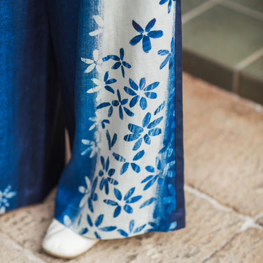 【林栖设计小店】【林栖推荐】（现货）2026早春天丝亚麻印花蓝白渐变落英缤纷阔腿裤N1961201 商品图6