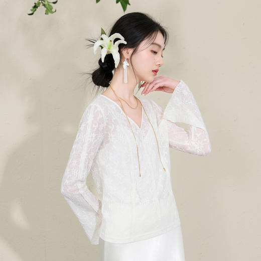 三彩【烟雨初霁】2026春季新款新中式小衫V领不规则长袖上衣C 商品图1
