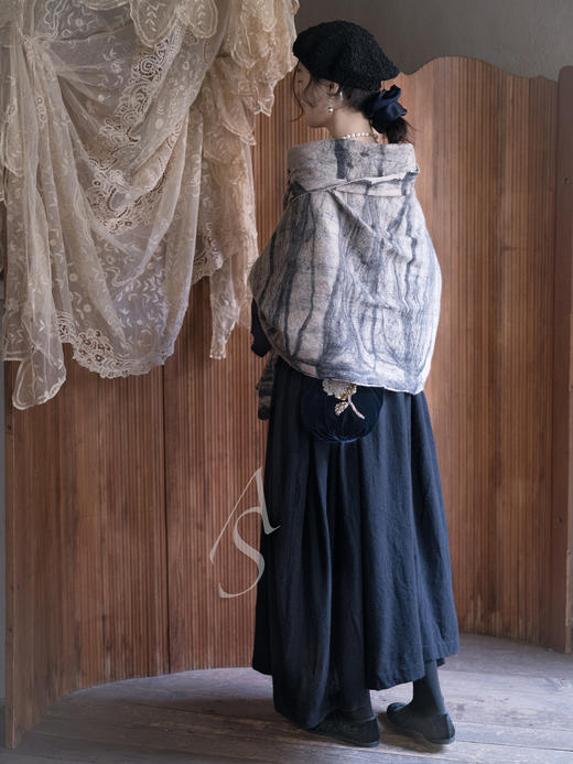 Silvana Manetti 米黑烟雾丝羊毛手工毡艺披肩 商品图3