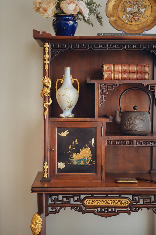 独角鹿西洋古董19世纪末法国家具名坊VIARDOT签名出品东方风格蟠龙主题铜鎏金精雕装饰回纹胡桃木多宝阁式展柜 商品图2