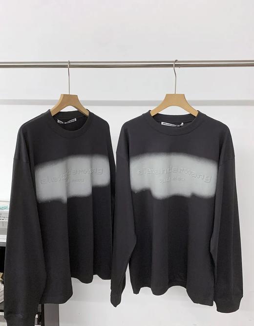 AW大王@lexander立体压花涂层反光水洗密织压纹情侣款圆领长袖 商品图3