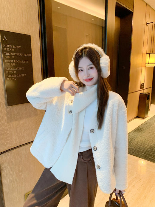 <曾小咸推荐>现货秒杀 ！微信超特价！韩系短款羊羔毛外套（带围巾）日常329.99 立减160 秒杀169.99！！ 商品图8