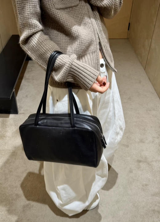 11-5 渠道货 原版皮 朱珠同款 TR经典款 astra小羊皮 内外全皮 保龄球包 腋下包 商品图3