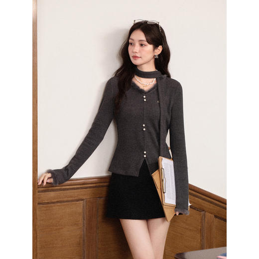 鹿向南「柔光杉屿」高级感气质灰色长袖T恤女冬季新款显瘦V领上衣 商品图1