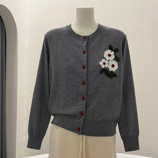 「高货rp」全新升级【铂金会员257/天猫349/差价92】(43135)洛诗琳立体花朵针织开衫2026年春季新款圆领精纺羊毛开衫 商品图2