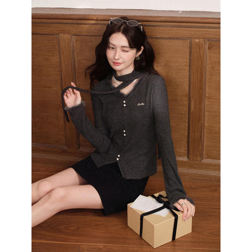 鹿向南「柔光杉屿」高级感气质灰色长袖T恤女冬季新款显瘦V领上衣 商品图3
