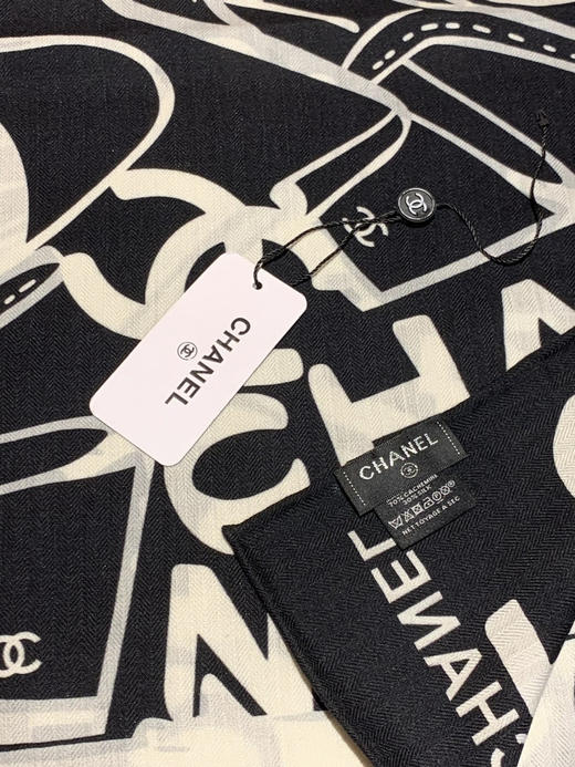 秋冬特惠💰430 香奈儿围巾【双面同色丝绒披肩】
此系列谱写一曲自由轻灵的赞歌 商品图6