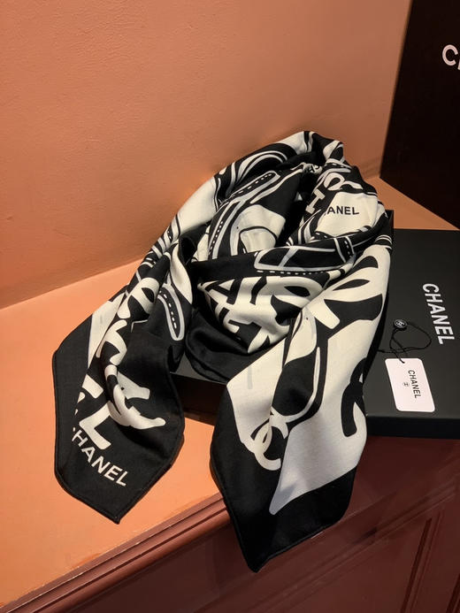 秋冬特惠💰430 香奈儿围巾【双面同色丝绒披肩】
此系列谱写一曲自由轻灵的赞歌 商品图4