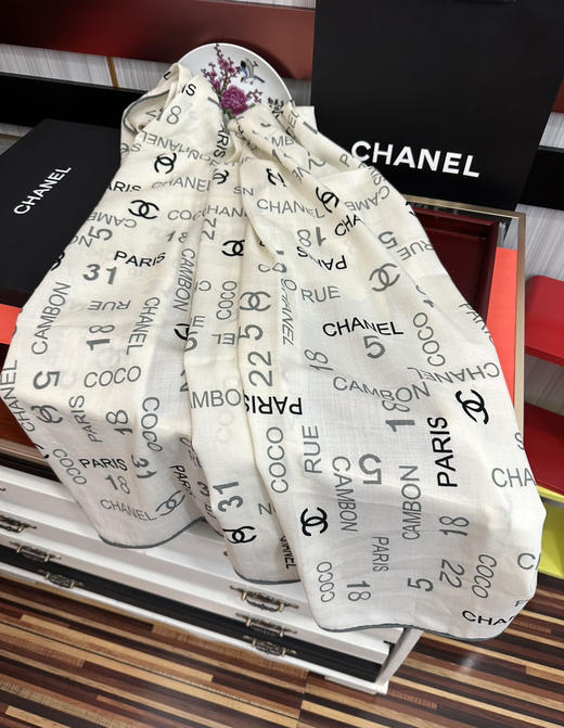 秋冬特惠💰400 香奈儿围巾【双面同色字母印花】太美了 经典茶花帽子 设计优雅风~ 商品图5