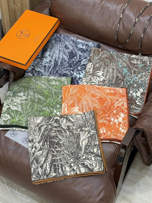 秋冬特惠💰420 爱马仕围巾 秋冬抢先 上新【双面同色丝毛方巾】手工卷边山羊绒和真丝混纺披肩 商品图3