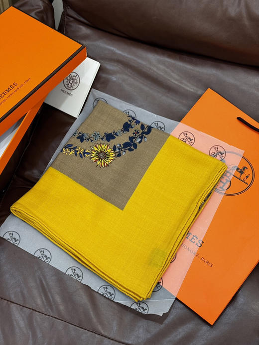 秋冬特惠💰420 爱马仕围巾 “华丽的缰辔花卉版”丝毛方巾【丝毛双面同色披肩】手工卷边丝毛方巾 商品图4