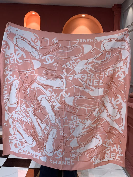 秋冬特惠💰430 香奈儿围巾【双面同色丝绒披肩】
此系列谱写一曲自由轻灵的赞歌 商品图8