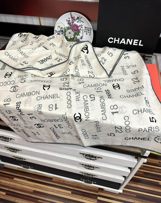 秋冬特惠💰400 香奈儿围巾【双面同色字母印花】太美了 经典茶花帽子 设计优雅风~ 商品图4