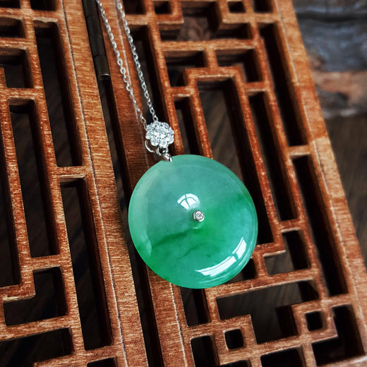 【天然正品】A货翡翠AU750白金镶钻镶天然细腻飘辣阳绿冰种平安扣翡翠吊坠项链链长：45CM（长度可调节）301225NJM19 商品图6
