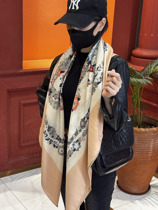 秋冬特惠💰420 爱马仕围巾 “华丽的缰辔花卉版”丝毛方巾【丝毛双面同色披肩】手工卷边丝毛方巾 商品图2
