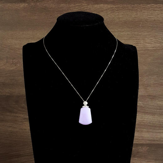 【天然正品】A货翡翠AU750收藏级白金镶钻镶天然细腻糯种浓紫罗兰平安无事牌翡翠吊坠项链 链长：45CM（长度可调节）301225NJM27 商品图9