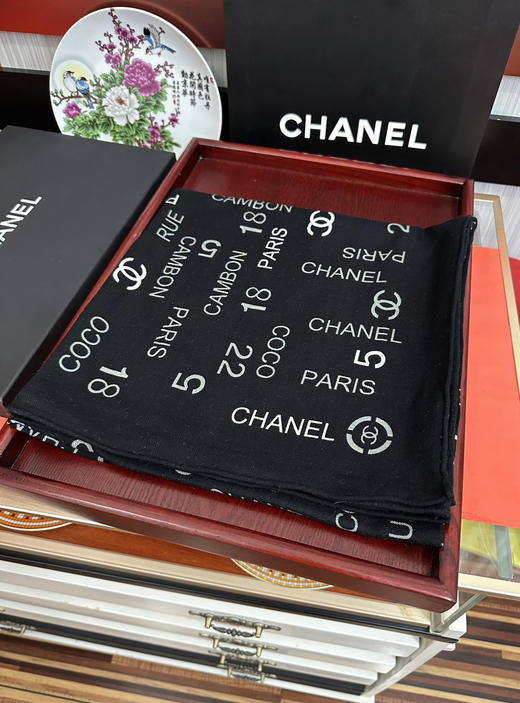 秋冬特惠💰400 香奈儿围巾【双面同色字母印花】太美了 经典茶花帽子 设计优雅风~ 商品图2