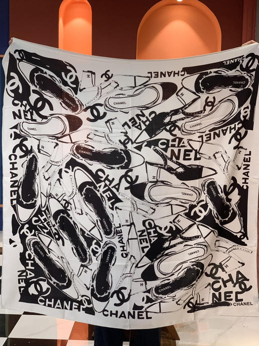 秋冬特惠💰430 香奈儿围巾【双面同色丝绒披肩】
此系列谱写一曲自由轻灵的赞歌 商品图8