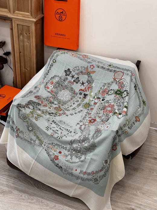 秋冬特惠💰420 爱马仕围巾 “华丽的缰辔花卉版”丝毛方巾【丝毛双面同色披肩】手工卷边丝毛方巾 商品图7
