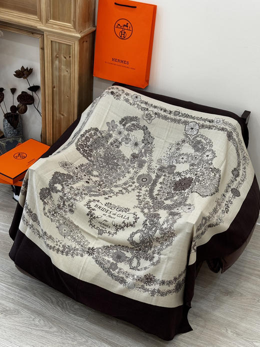 秋冬特惠💰420 爱马仕围巾 “华丽的缰辔花卉版”丝毛方巾【丝毛双面同色披肩】手工卷边丝毛方巾 商品图7