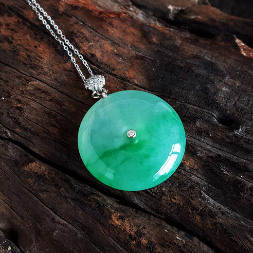 【天然正品】A货翡翠AU750白金镶钻镶天然细腻飘辣阳绿冰种平安扣翡翠吊坠项链链长：45CM（长度可调节）301225NJM19 商品图5