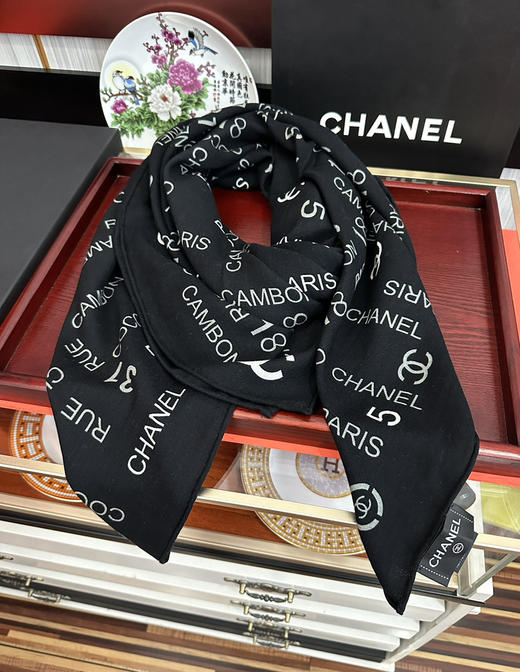 秋冬特惠💰400 香奈儿围巾【双面同色字母印花】太美了 经典茶花帽子 设计优雅风~ 商品图3