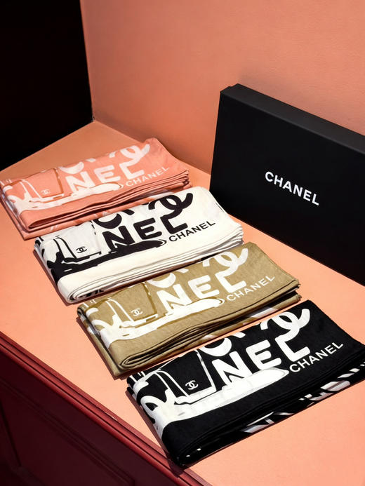 秋冬特惠💰430 香奈儿围巾【双面同色丝绒披肩】
此系列谱写一曲自由轻灵的赞歌 商品图2