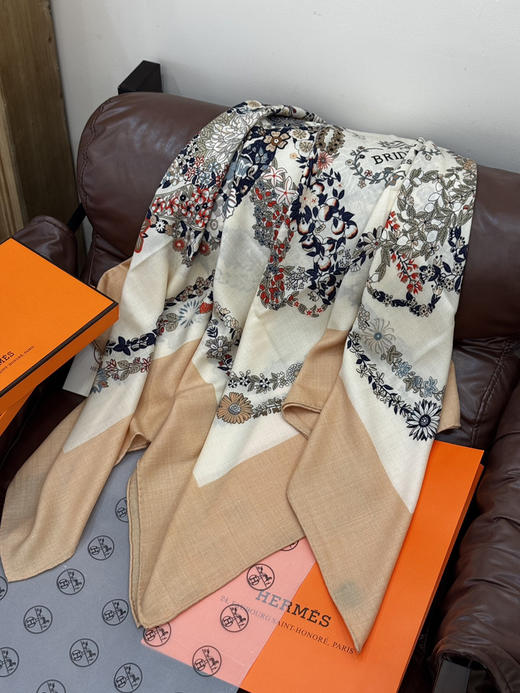 秋冬特惠💰420 爱马仕围巾 “华丽的缰辔花卉版”丝毛方巾【丝毛双面同色披肩】手工卷边丝毛方巾 商品图5