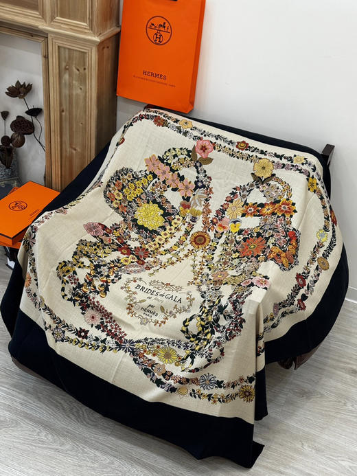 秋冬特惠💰420 爱马仕围巾 “华丽的缰辔花卉版”丝毛方巾【丝毛双面同色披肩】手工卷边丝毛方巾 商品图7