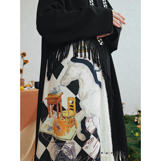 两三事梵高文艺岁华沉绛2026春季新款流苏裙摆印花开衩连帽连衣裙 商品图2