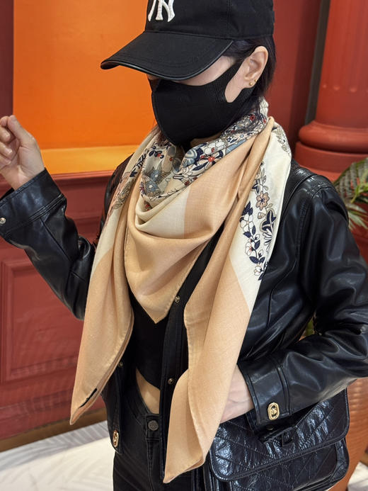 秋冬特惠💰420 爱马仕围巾 “华丽的缰辔花卉版”丝毛方巾【丝毛双面同色披肩】手工卷边丝毛方巾 商品图1