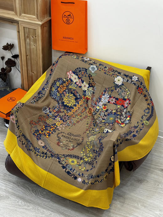 秋冬特惠💰420 爱马仕围巾 “华丽的缰辔花卉版”丝毛方巾【丝毛双面同色披肩】手工卷边丝毛方巾 商品图7